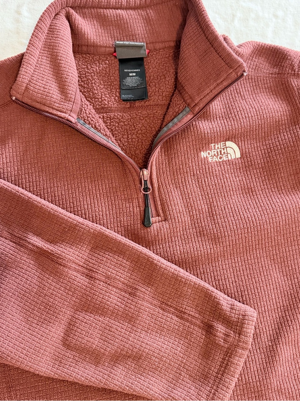 The North Face Men's terra-cotta  Red 1/4 Zip Mock Neck Fleece Sweatshirt Logo M